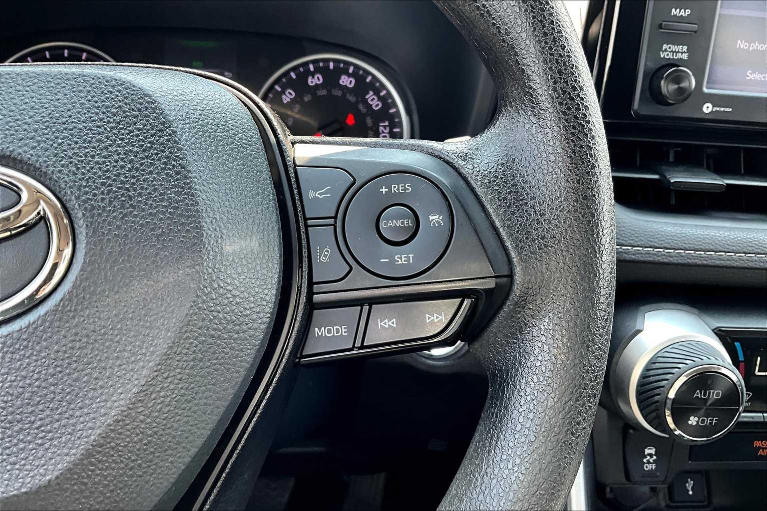 2022 Toyota RAV4 XLE - Photo 24