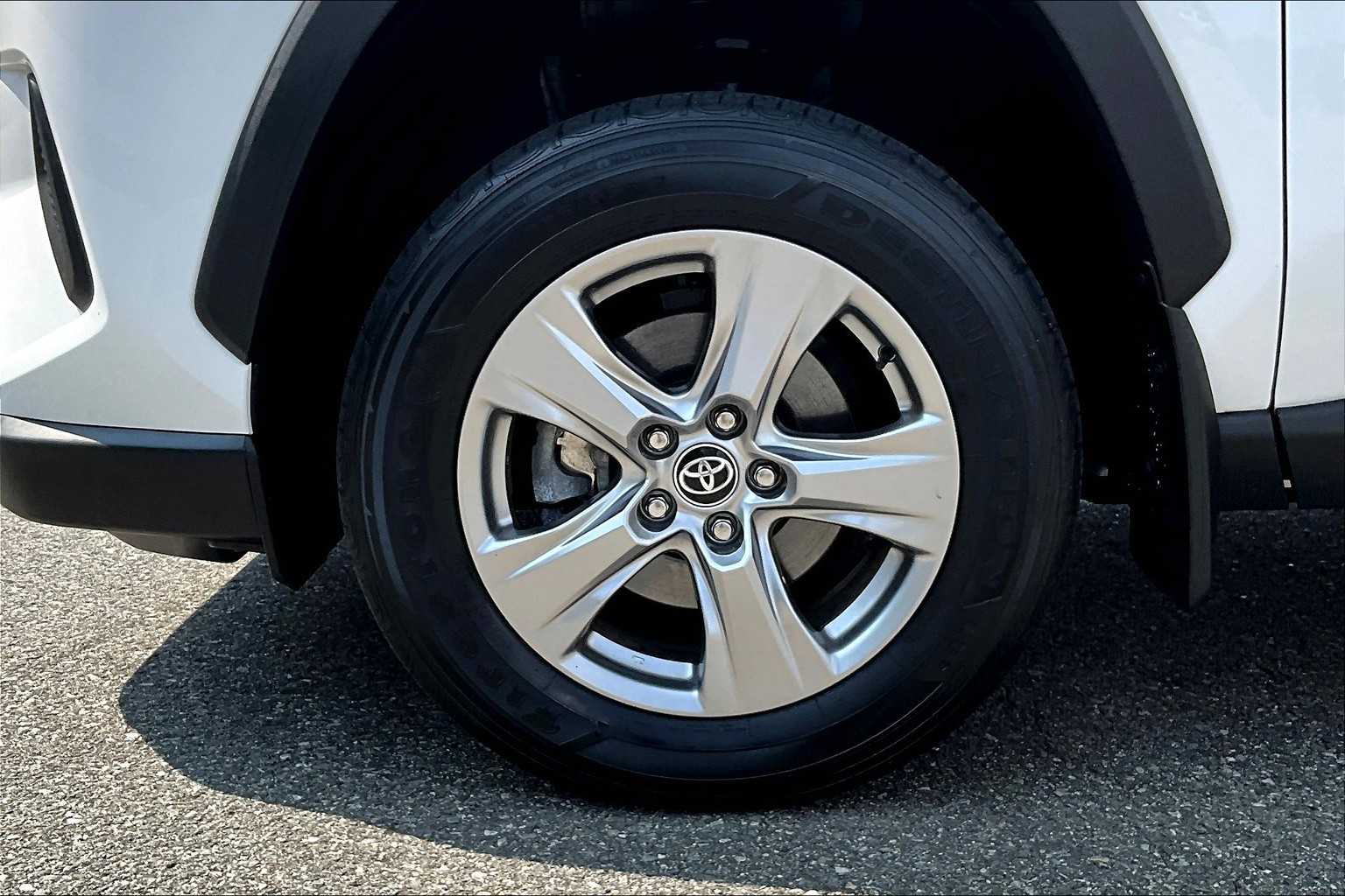 2022 Toyota RAV4 XLE - Photo 7