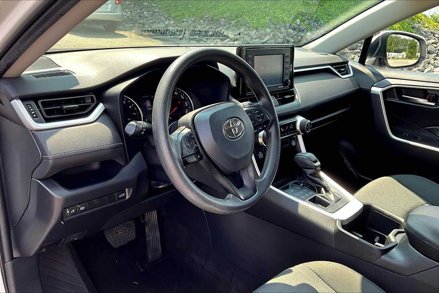 2022 Toyota RAV4 XLE - Photo 8