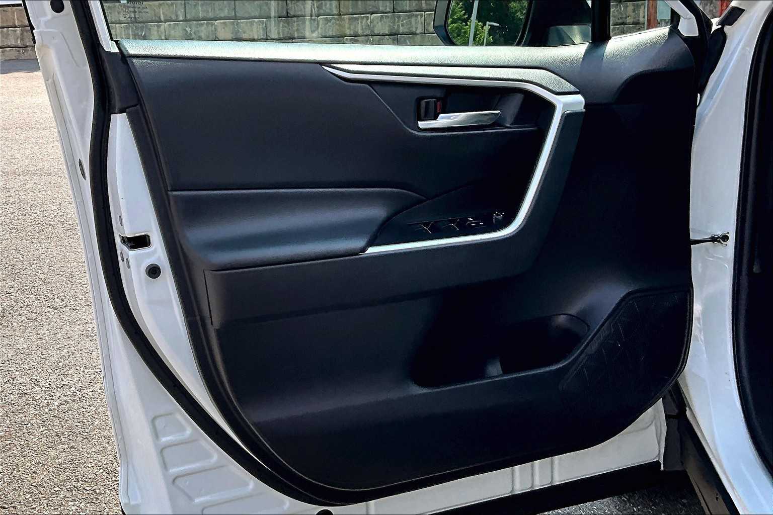 2022 Toyota RAV4 XLE - Photo 9