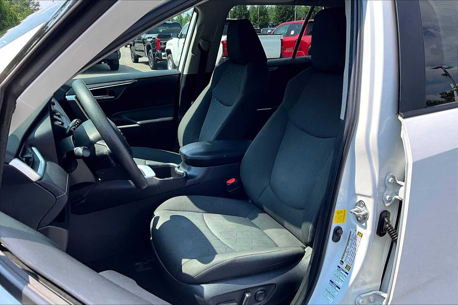 2022 Toyota RAV4 XLE - Photo 10