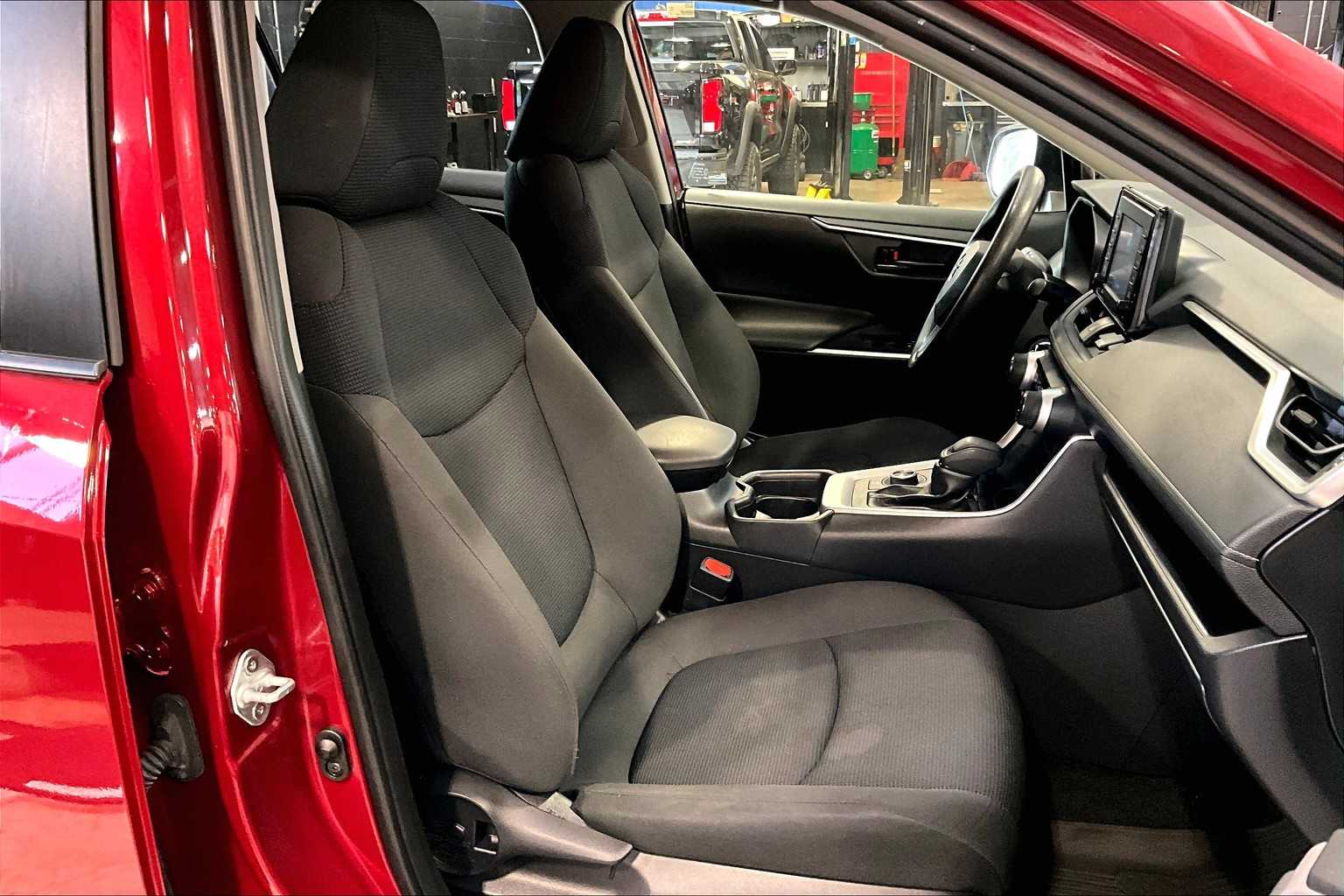 2021 Toyota RAV4 Hybrid LE - Photo 11