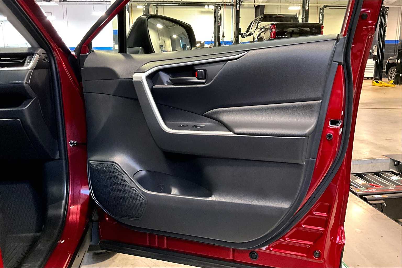 2021 Toyota RAV4 Hybrid LE - Photo 12