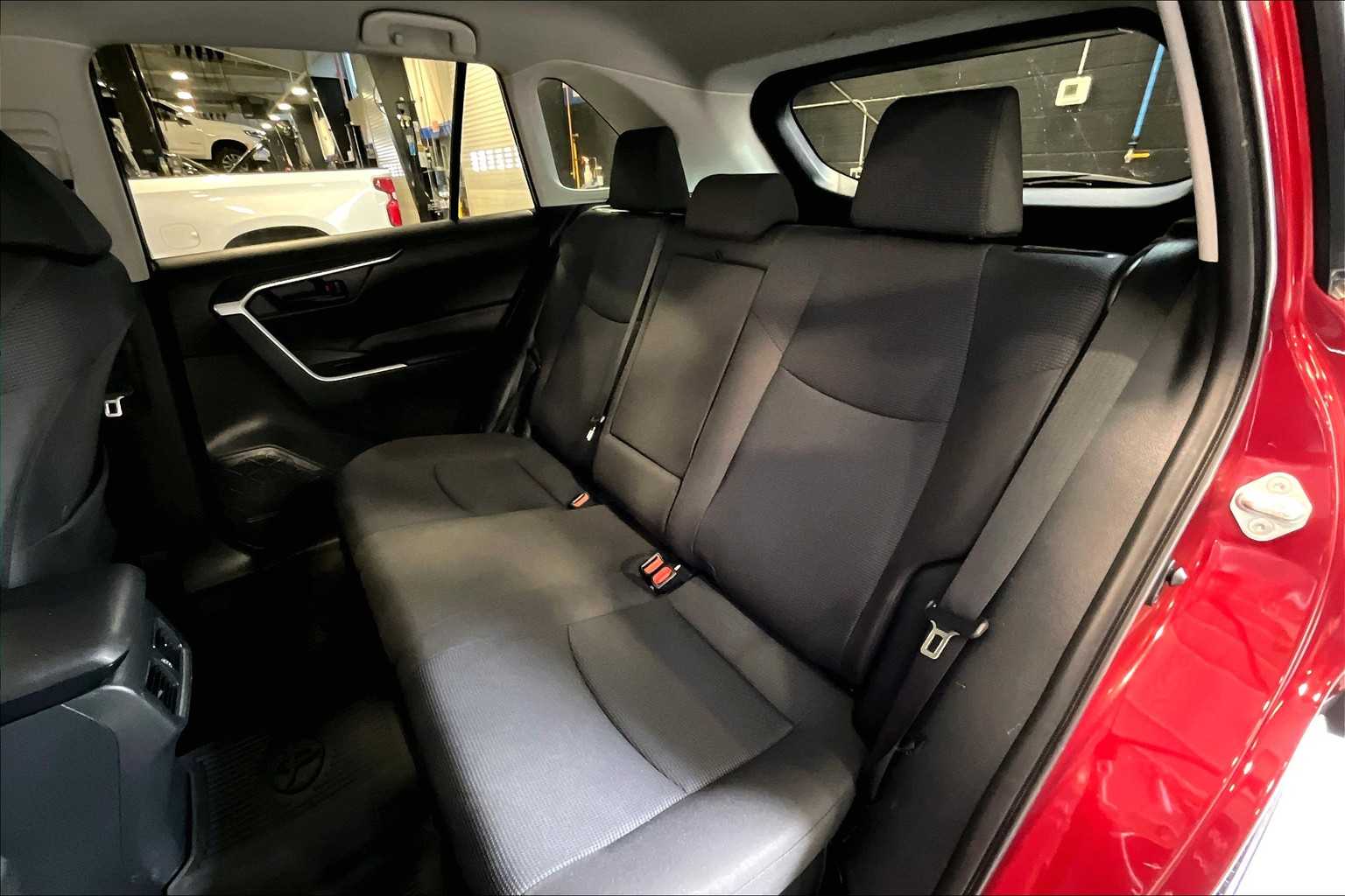 2021 Toyota RAV4 Hybrid LE - Photo 15