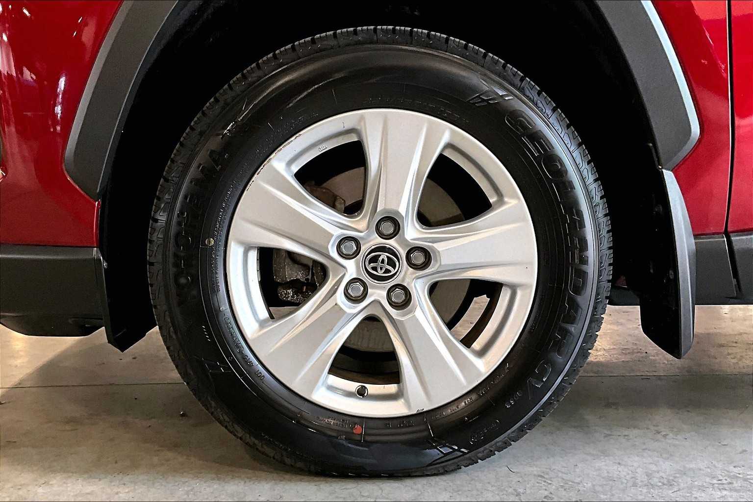 2021 Toyota RAV4 Hybrid LE - Photo 7