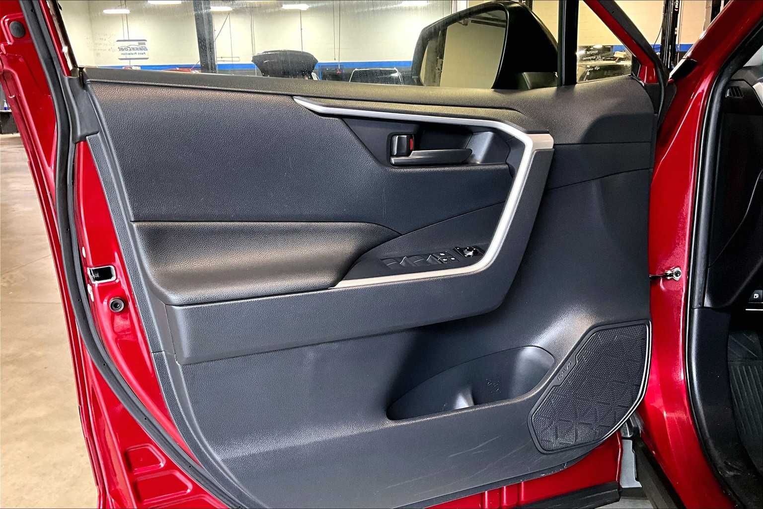 2021 Toyota RAV4 Hybrid LE - Photo 9