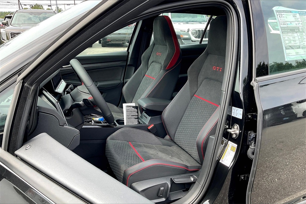 2025 Volkswagen Golf GTI 2.0T SE - Photo 11