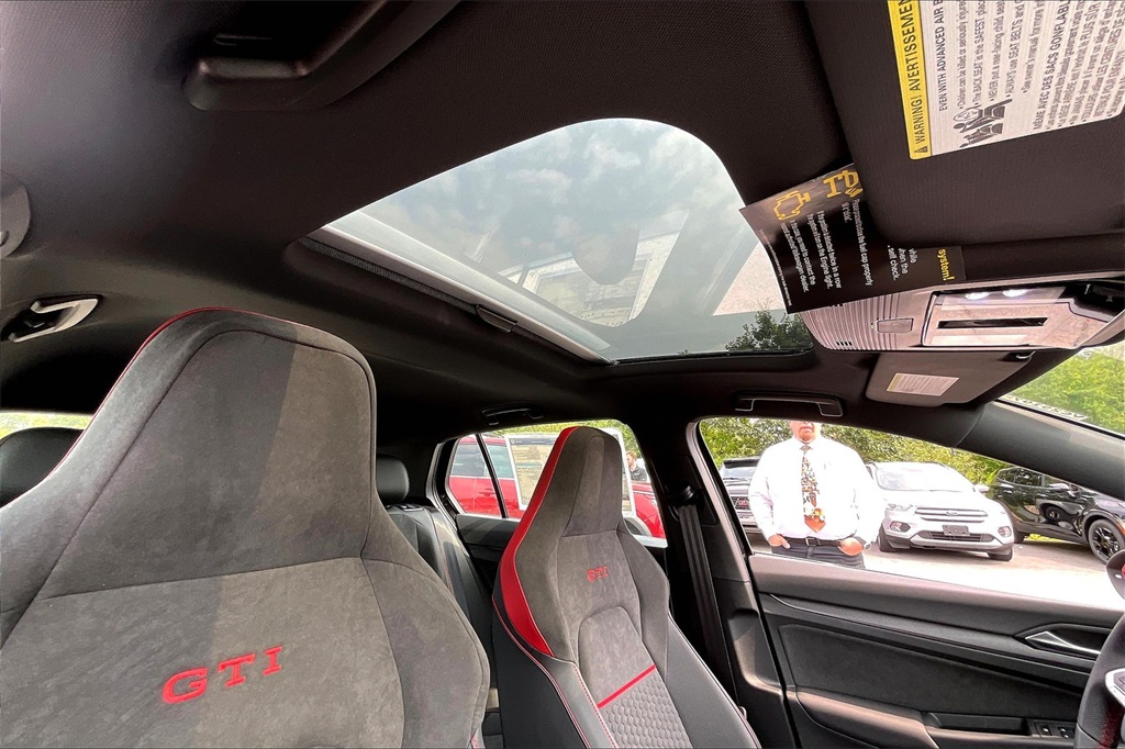 2025 Volkswagen Golf GTI 2.0T SE - Photo 18