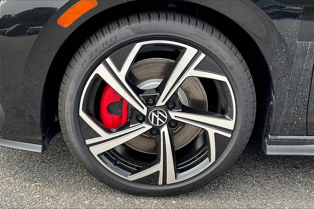 2025 Volkswagen Golf GTI 2.0T SE - Photo 8