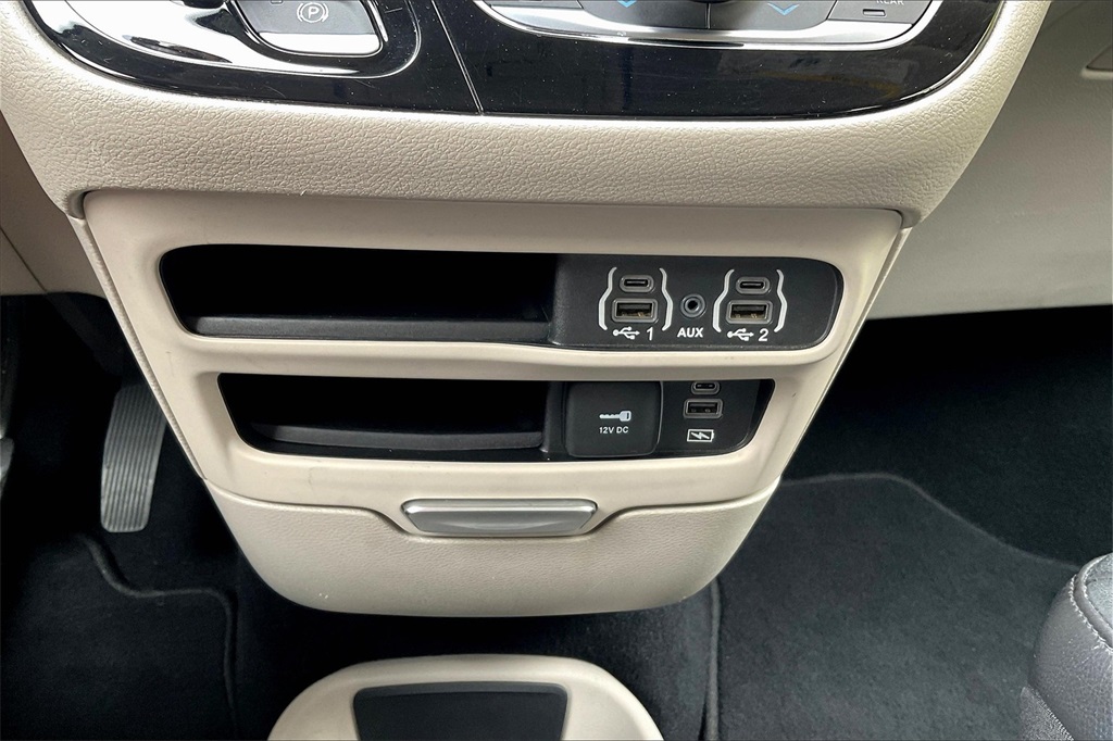 2022 Chrysler Pacifica Touring L - Photo 12