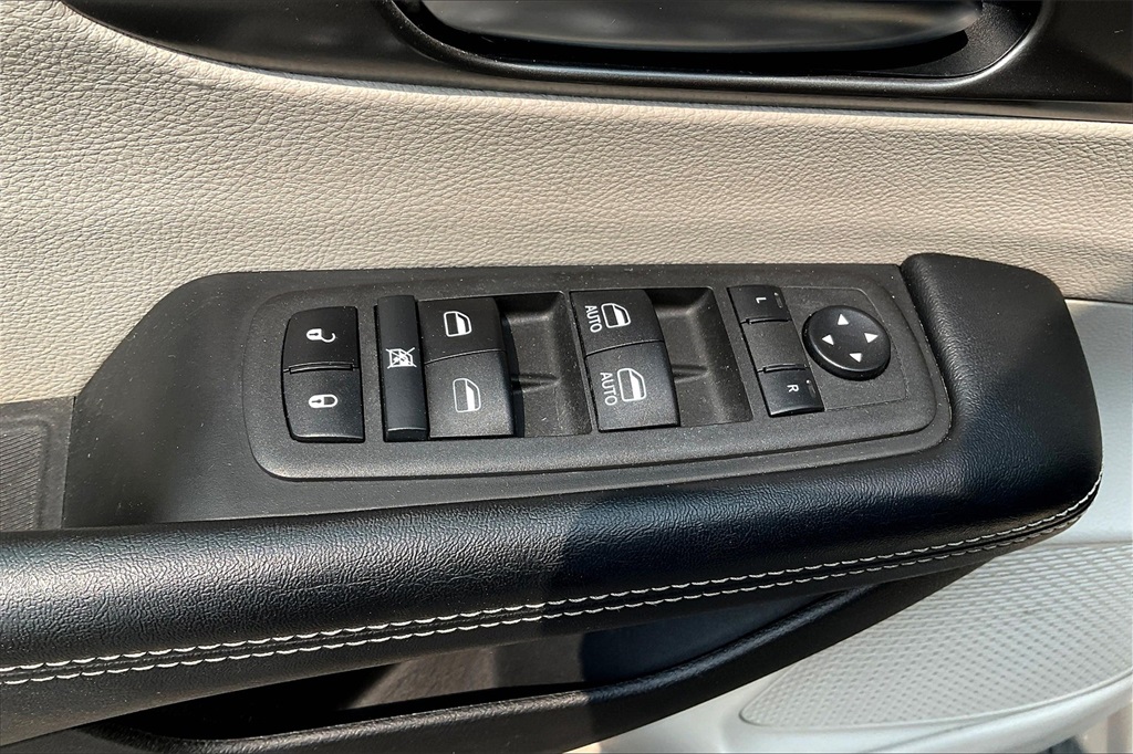 2022 Chrysler Pacifica Touring L - Photo 29