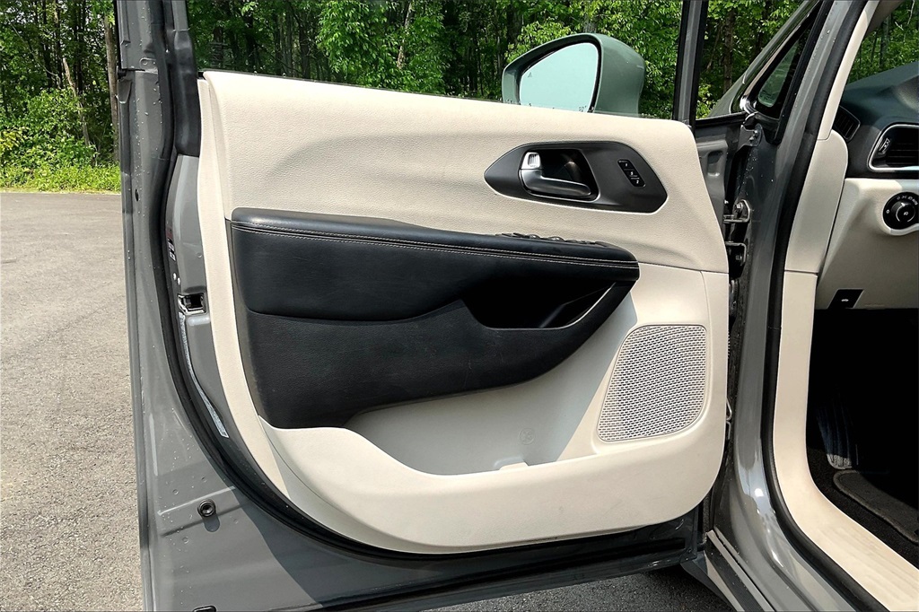 2022 Chrysler Pacifica Touring L - Photo 9