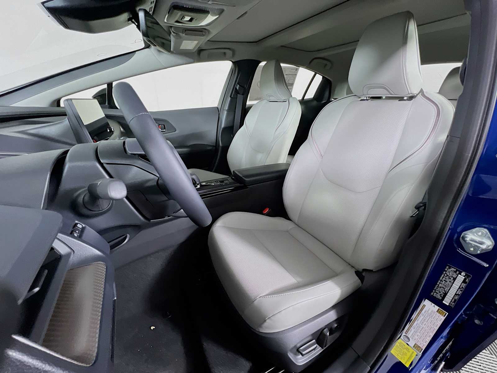 2025 Toyota Prius XLE - Photo 12