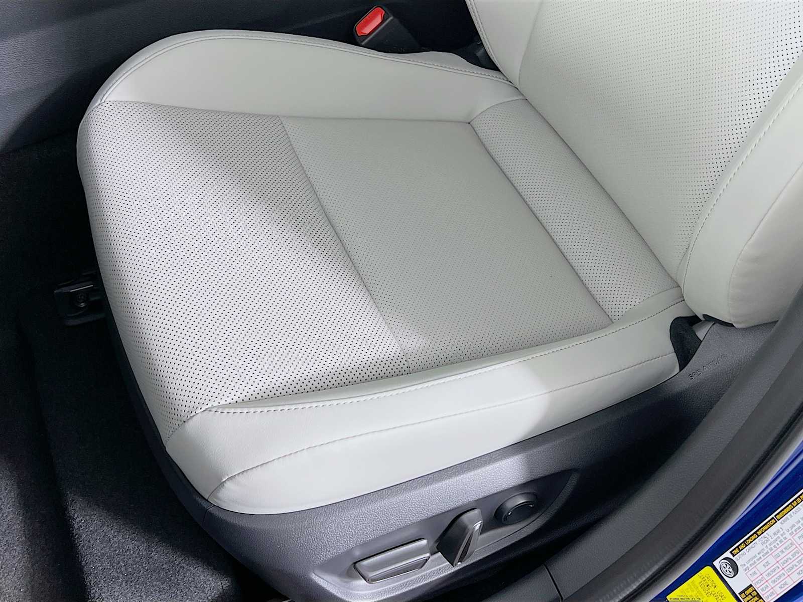 2025 Toyota Prius XLE - Photo 16