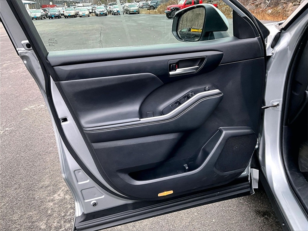 2021 Toyota Highlander XLE - Photo 9