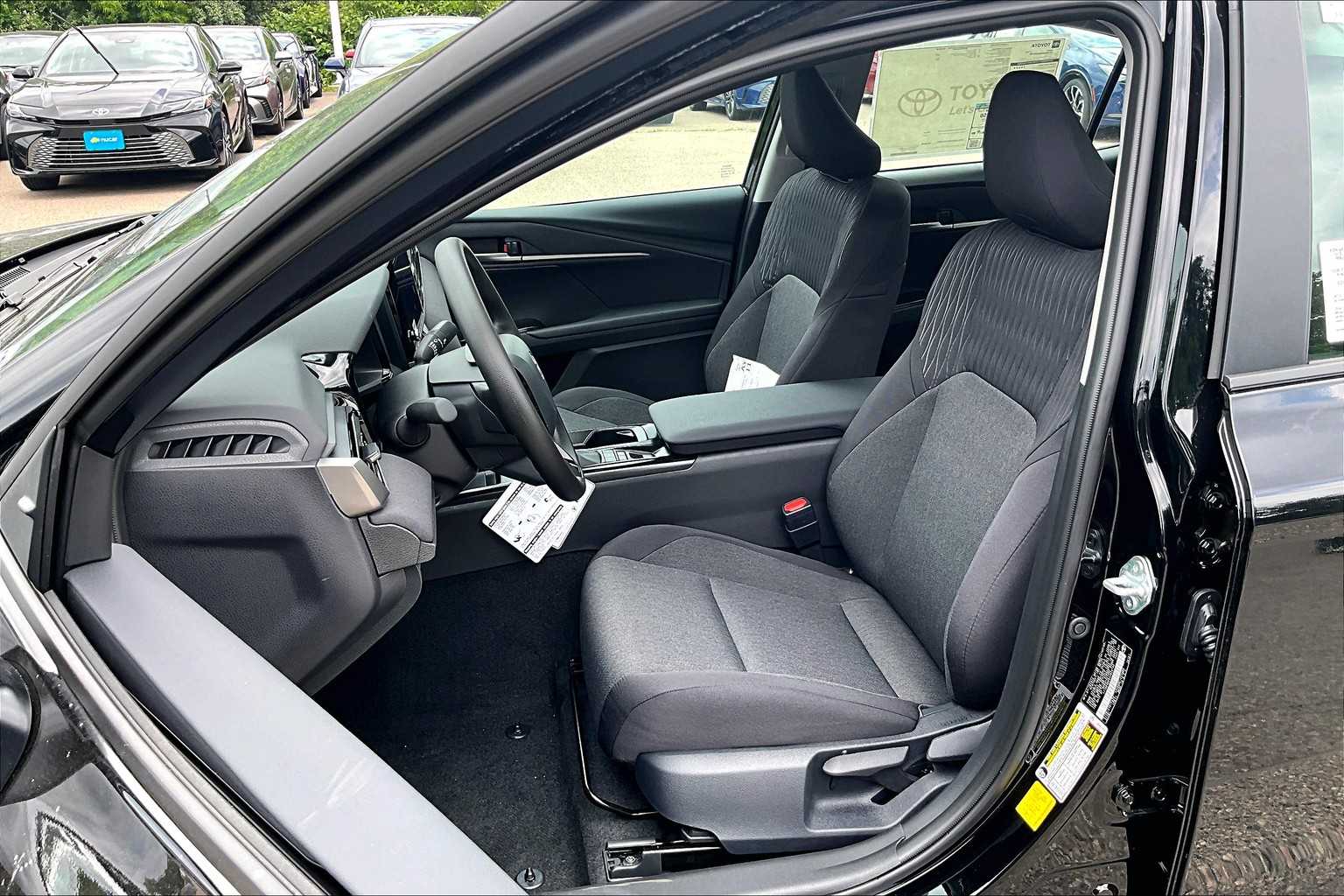 2025 Toyota Camry LE - Photo 11