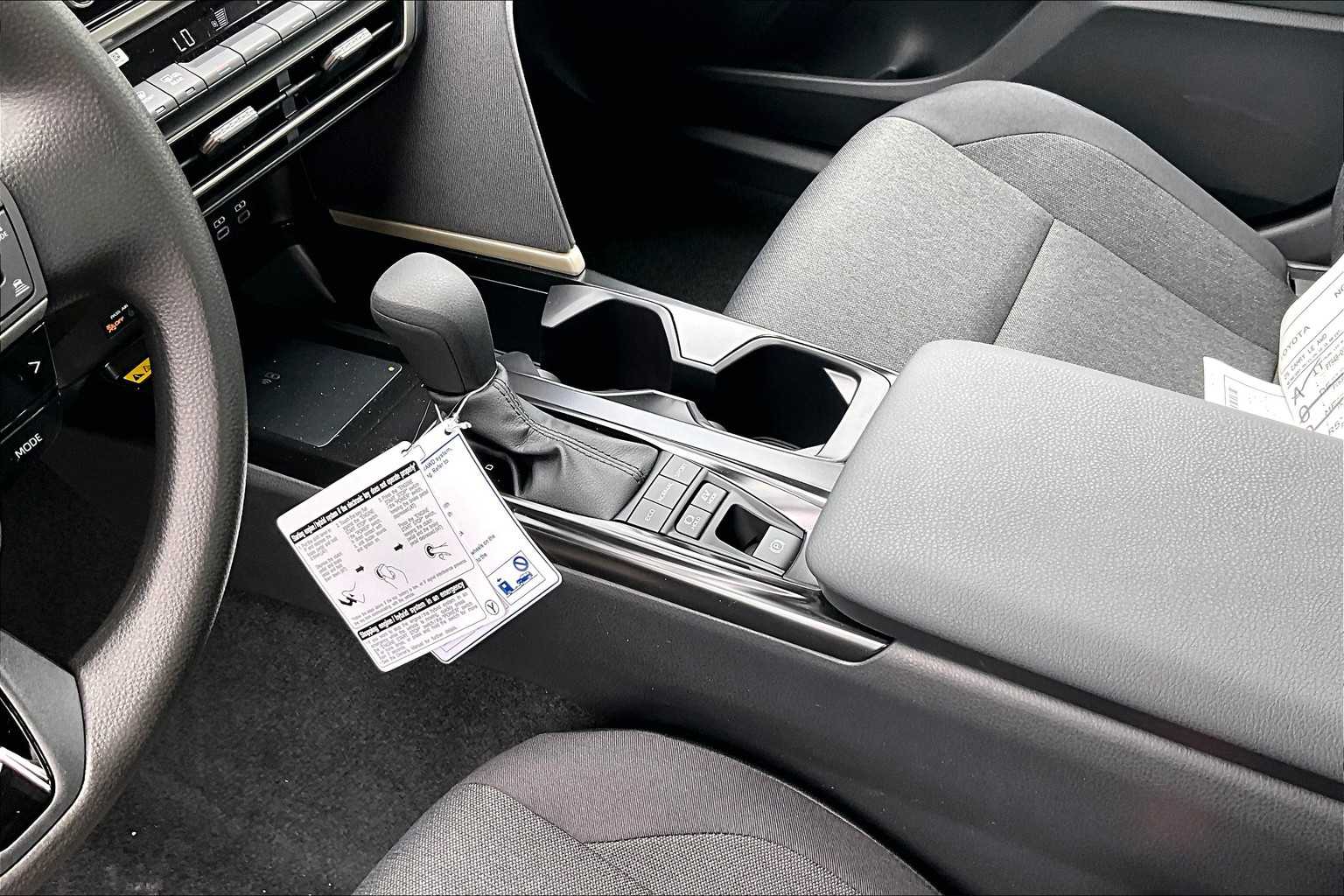 2025 Toyota Camry LE - Photo 14