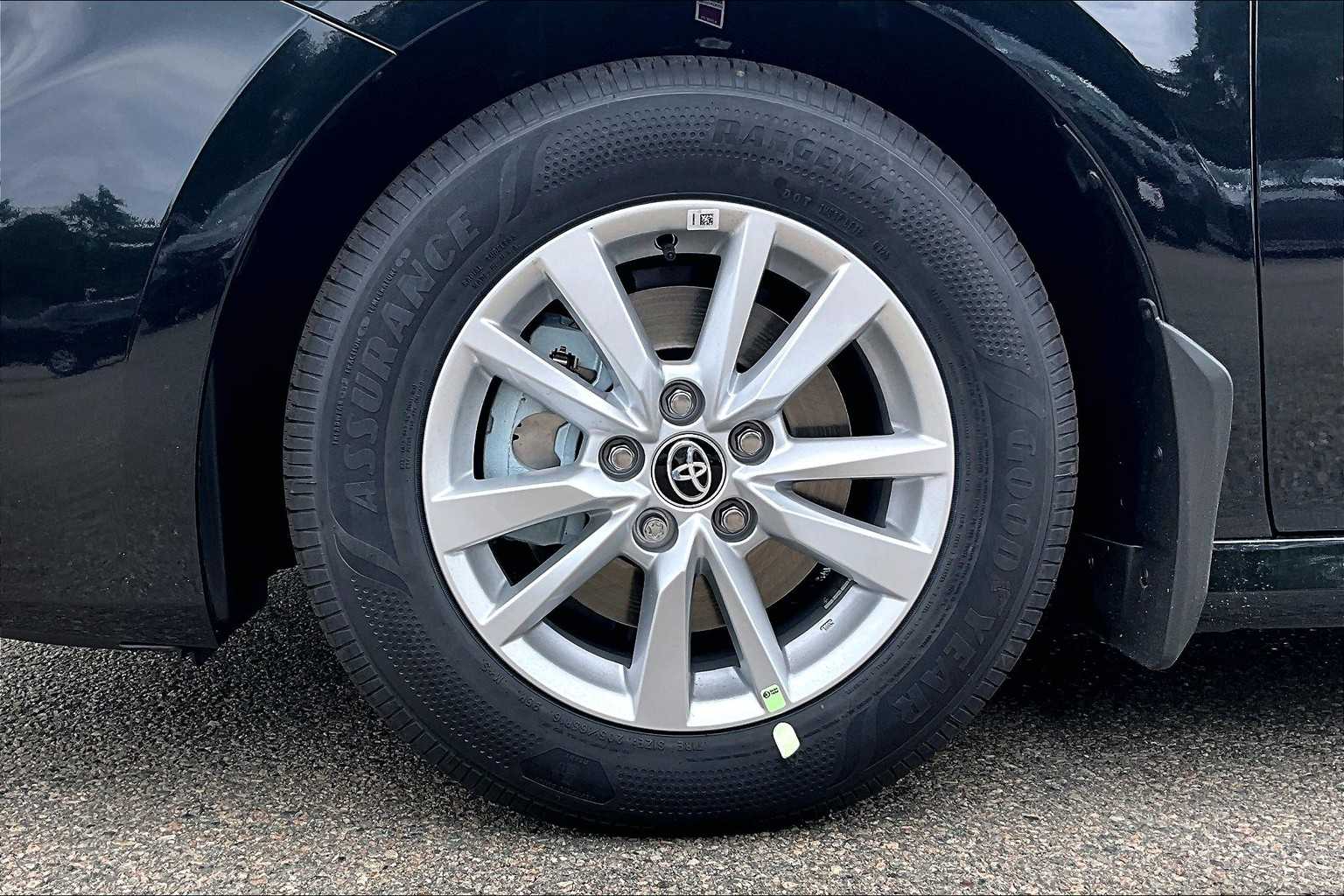2025 Toyota Camry LE - Photo 8