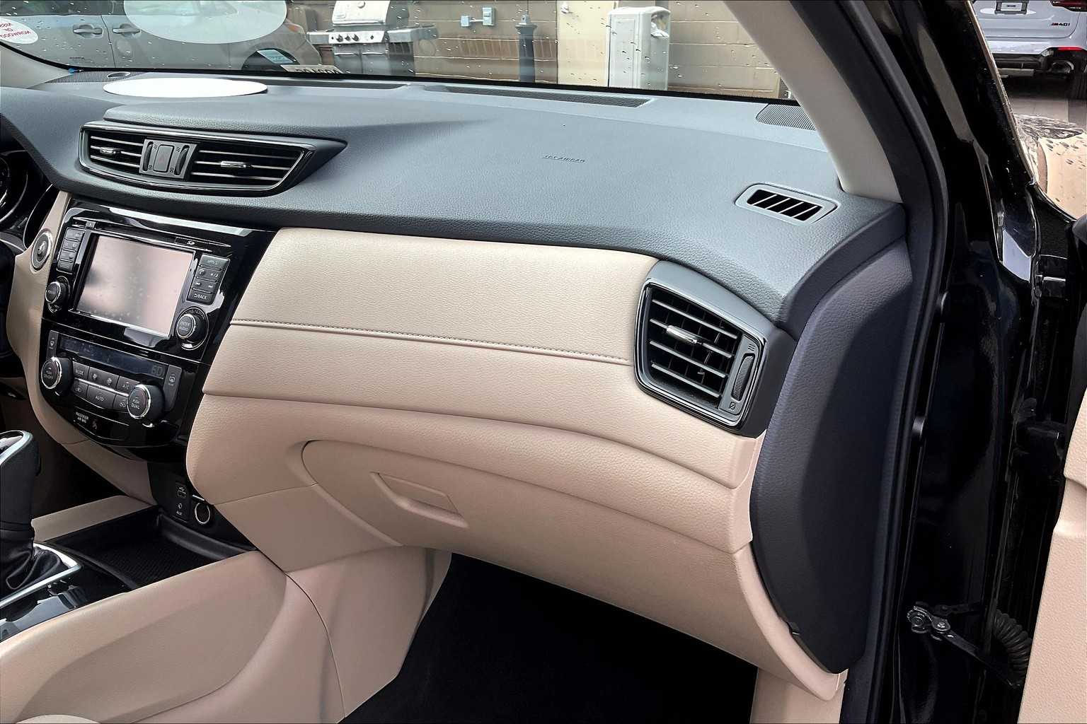 2017 Nissan Rogue SV - Photo 13