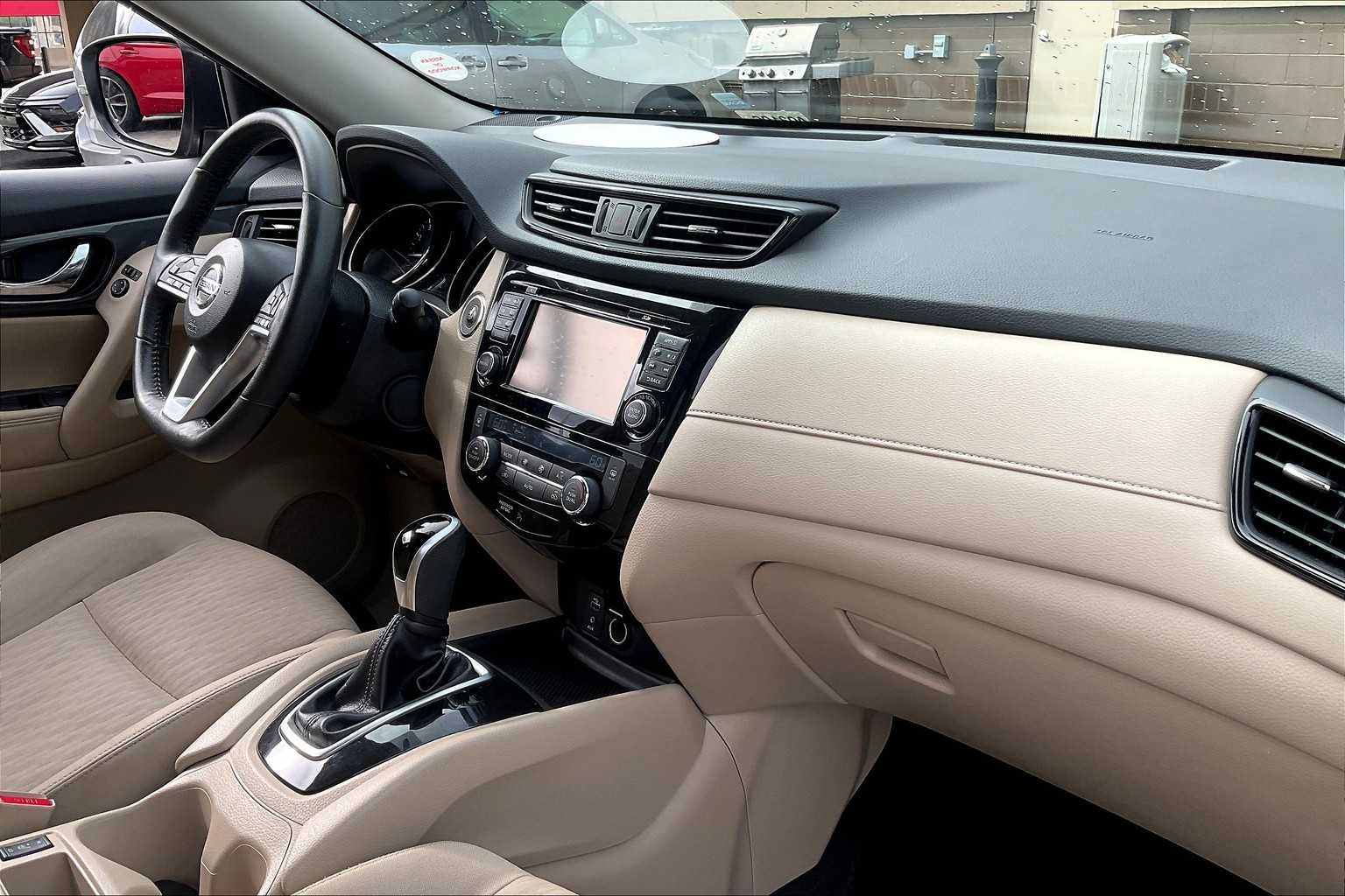 2017 Nissan Rogue SV - Photo 14