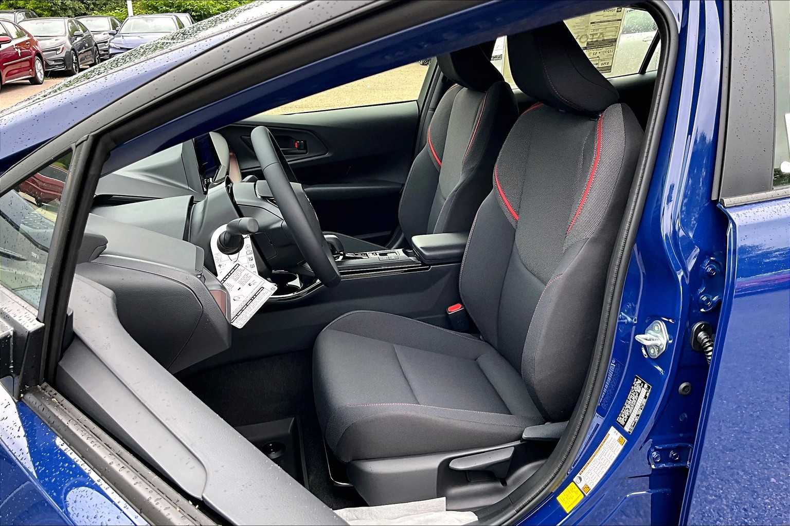 2025 Toyota Prius Plug-In Hybrid SE - Photo 11