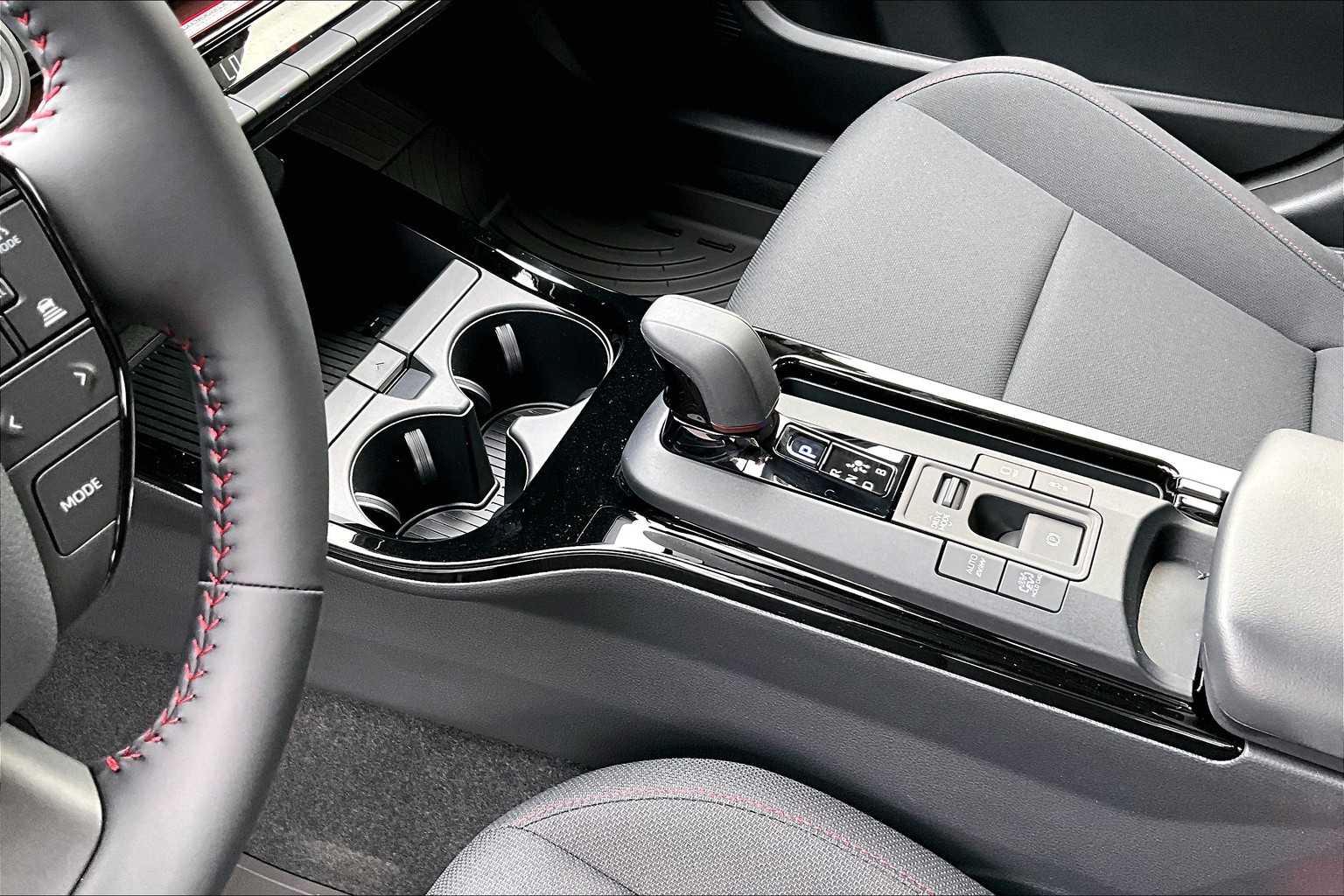 2025 Toyota Prius Plug-In Hybrid SE - Photo 14