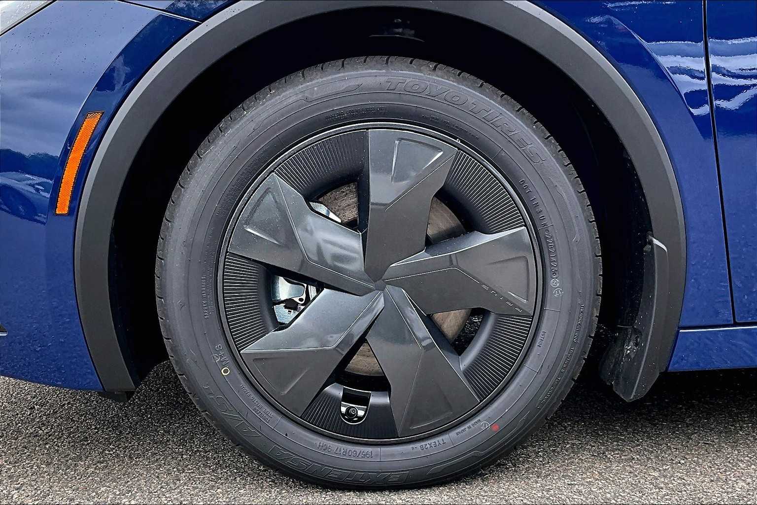 2025 Toyota Prius Plug-In Hybrid SE - Photo 8