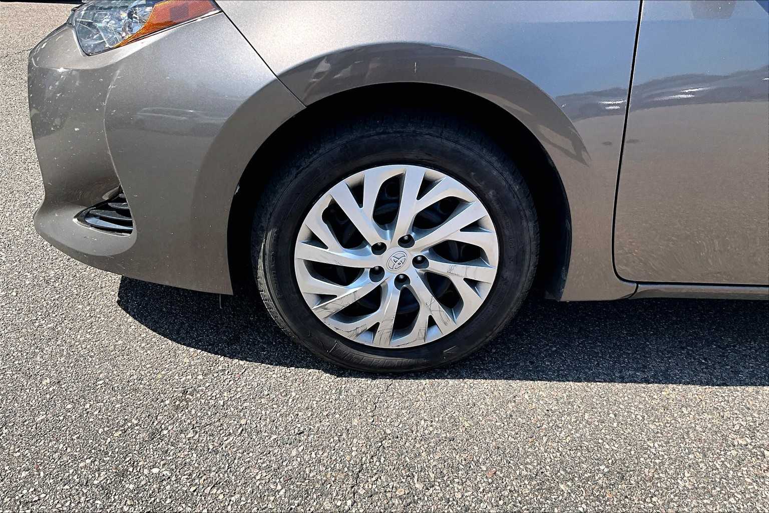 2017 Toyota Corolla LE - Photo 4