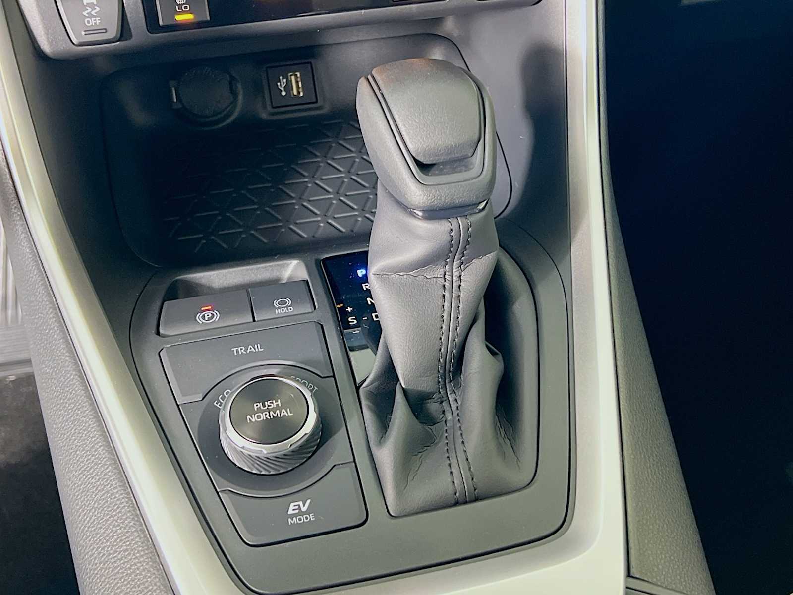 2025 Toyota RAV4 Hybrid XLE - Photo 11