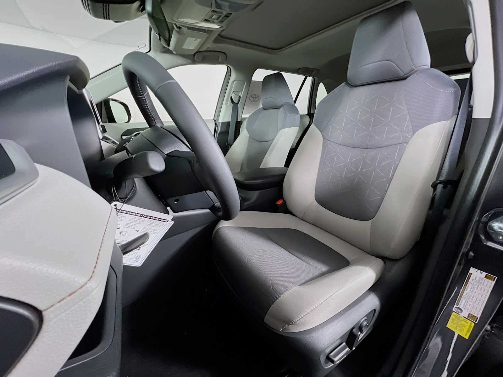 2025 Toyota RAV4 Hybrid XLE - Photo 12