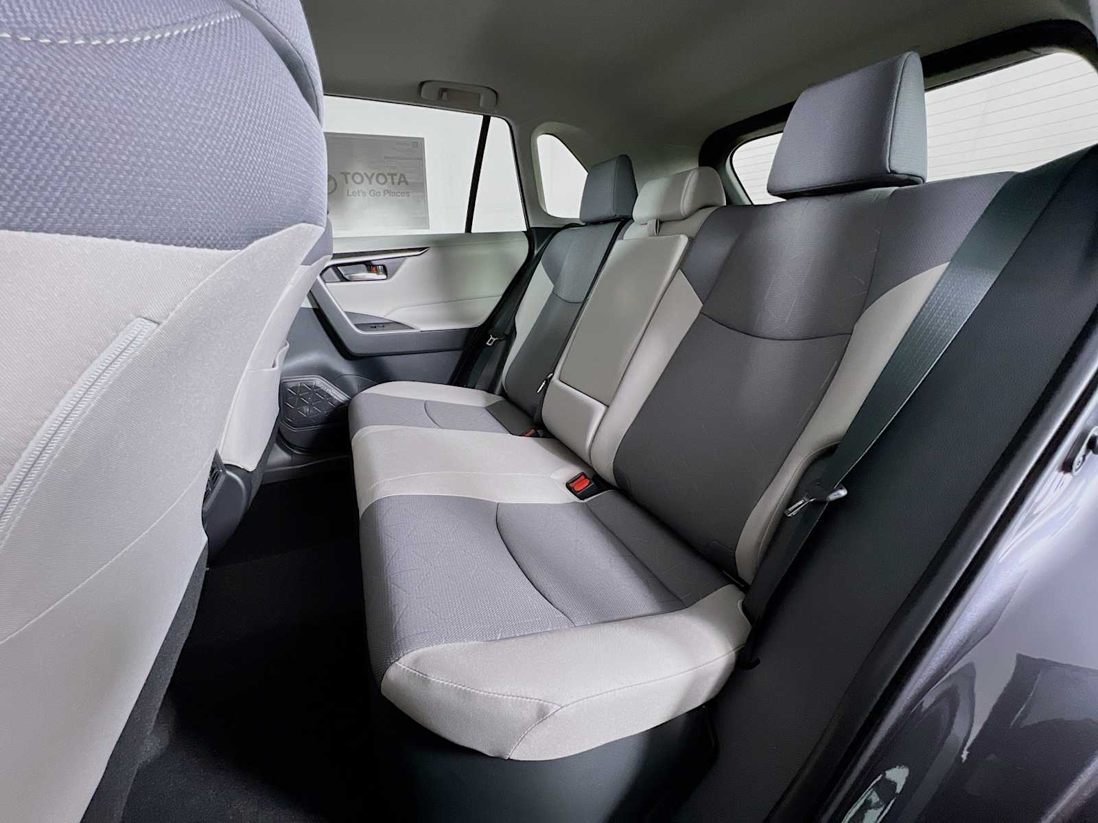 2025 Toyota RAV4 Hybrid XLE - Photo 13