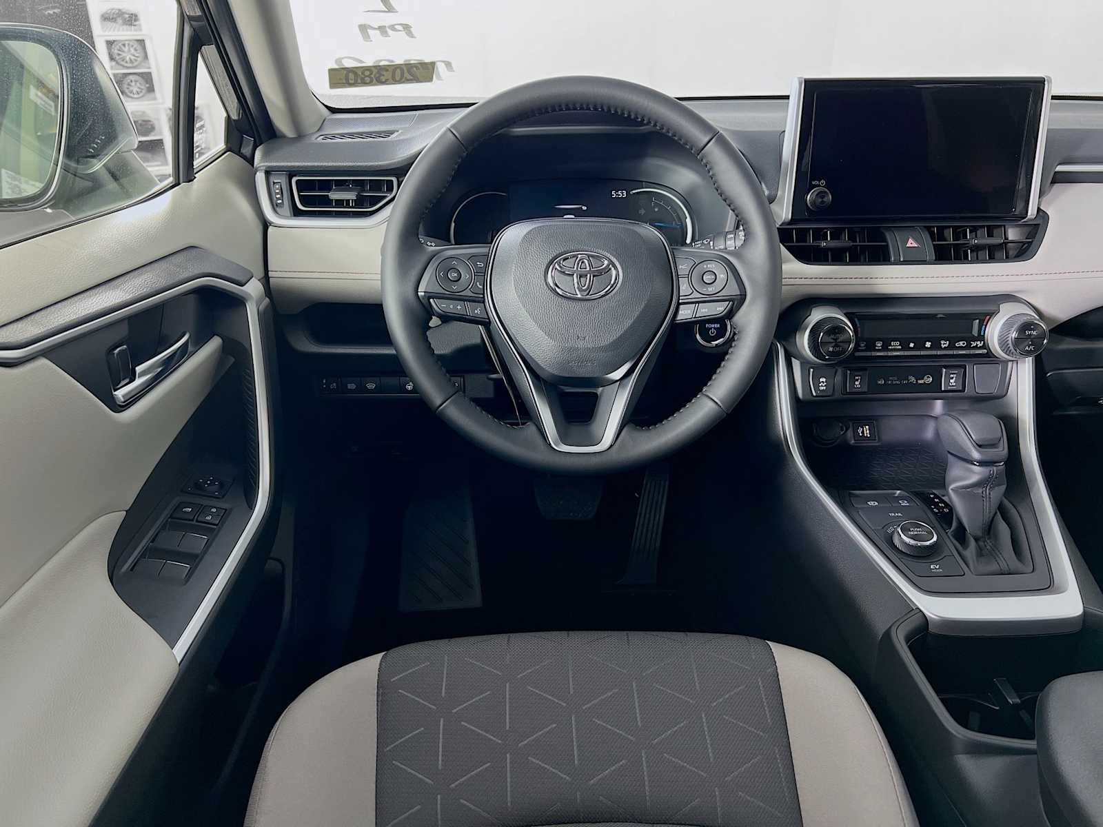2025 Toyota RAV4 Hybrid XLE - Photo 15