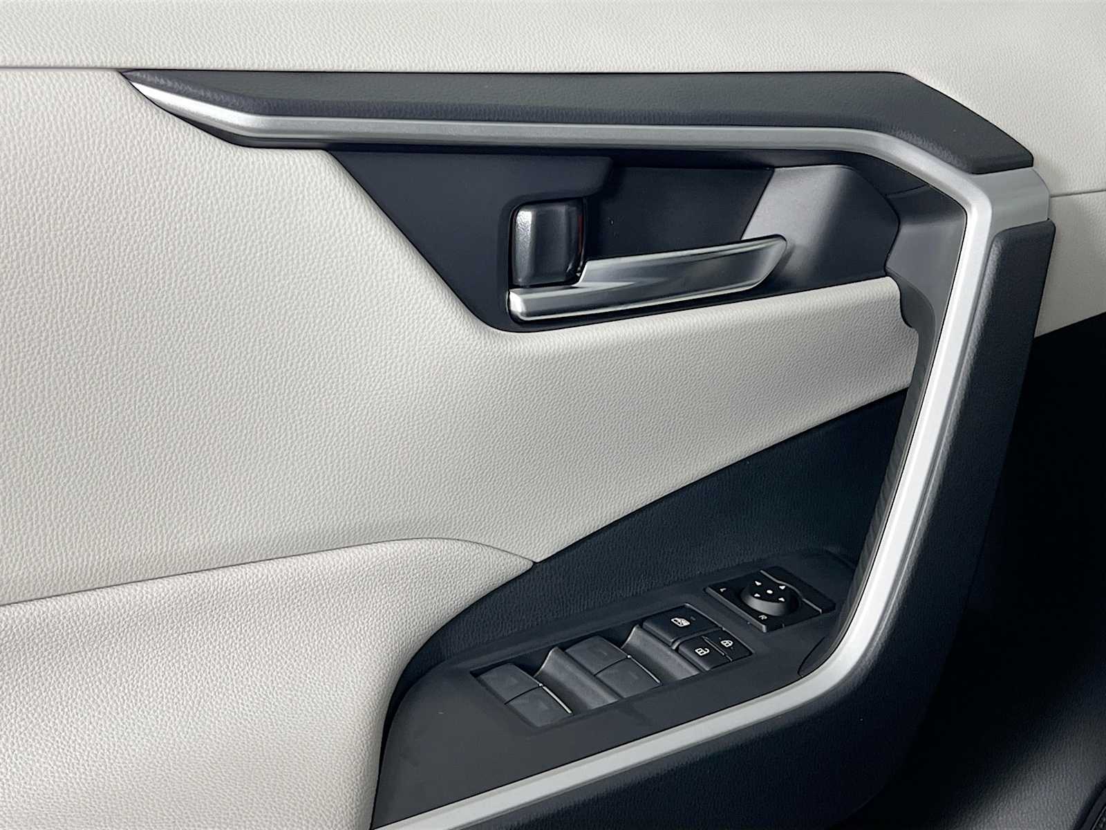 2025 Toyota RAV4 Hybrid XLE - Photo 16