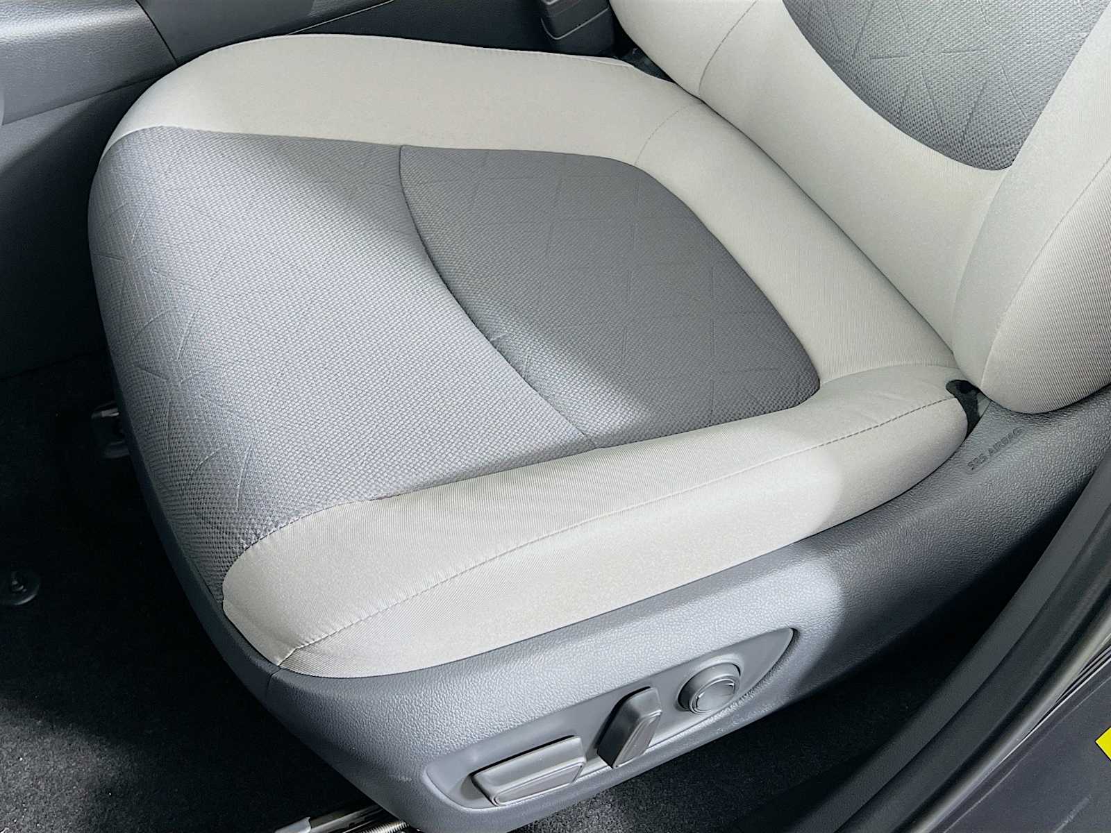 2025 Toyota RAV4 Hybrid XLE - Photo 17