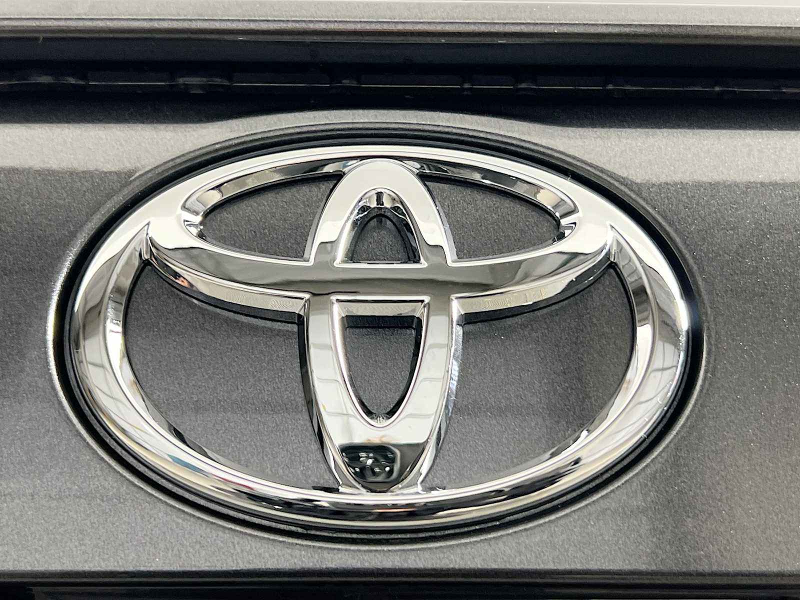 2025 Toyota RAV4 Hybrid XLE - Photo 18