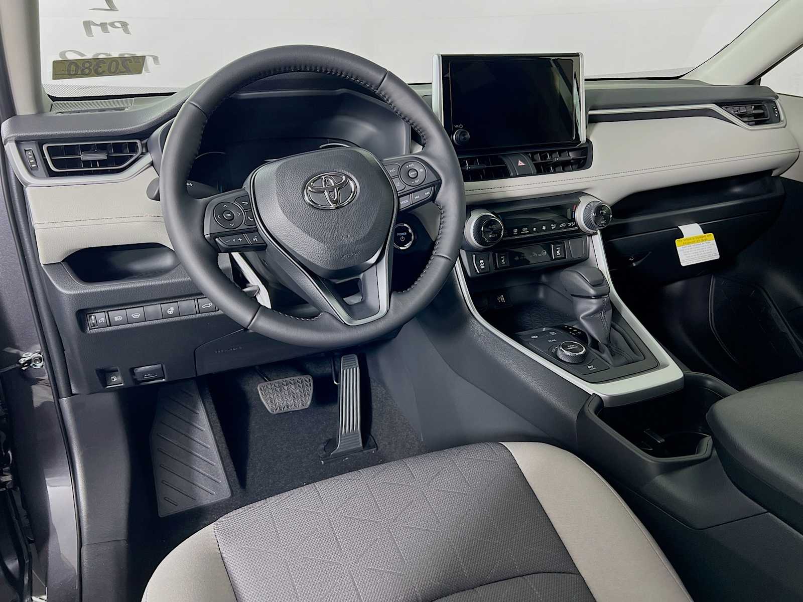 2025 Toyota RAV4 Hybrid XLE - Photo 6