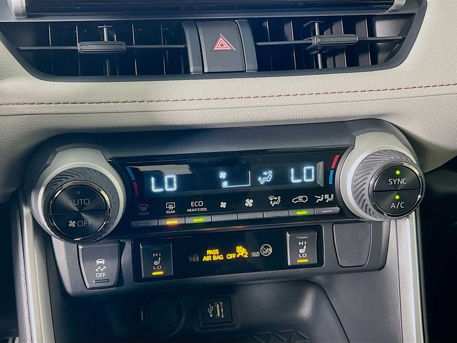 2025 Toyota RAV4 Hybrid XLE - Photo 10