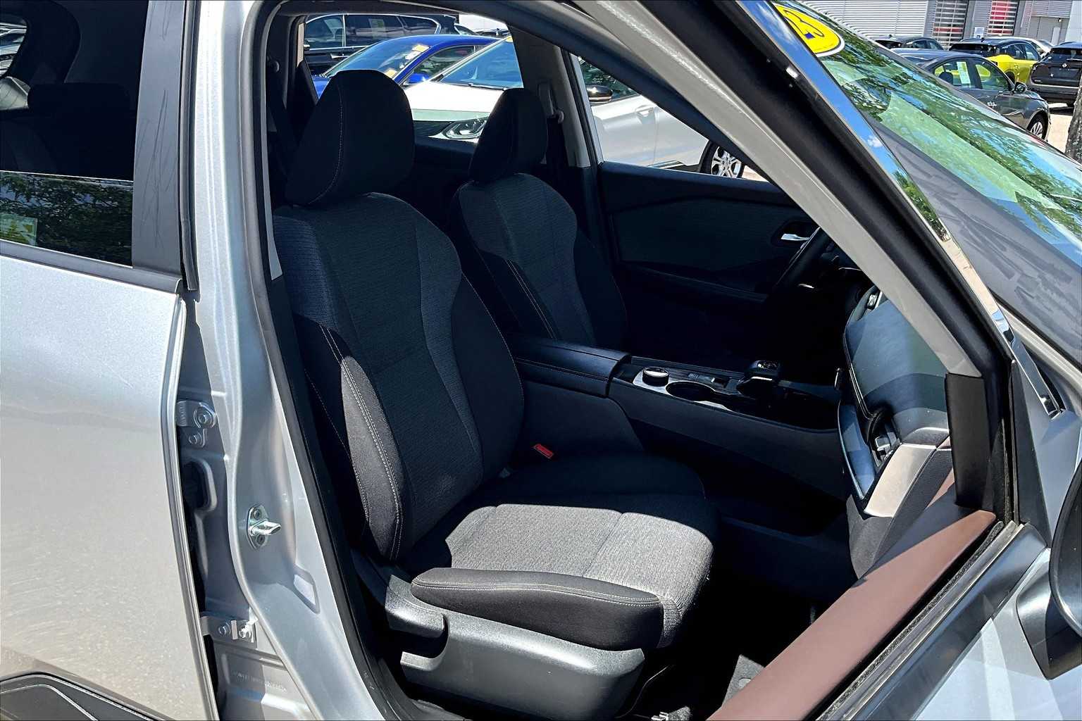 2023 Nissan Rogue SV - Photo 11