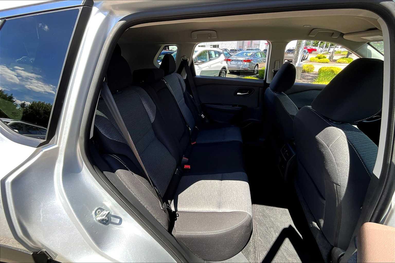 2023 Nissan Rogue SV - Photo 16
