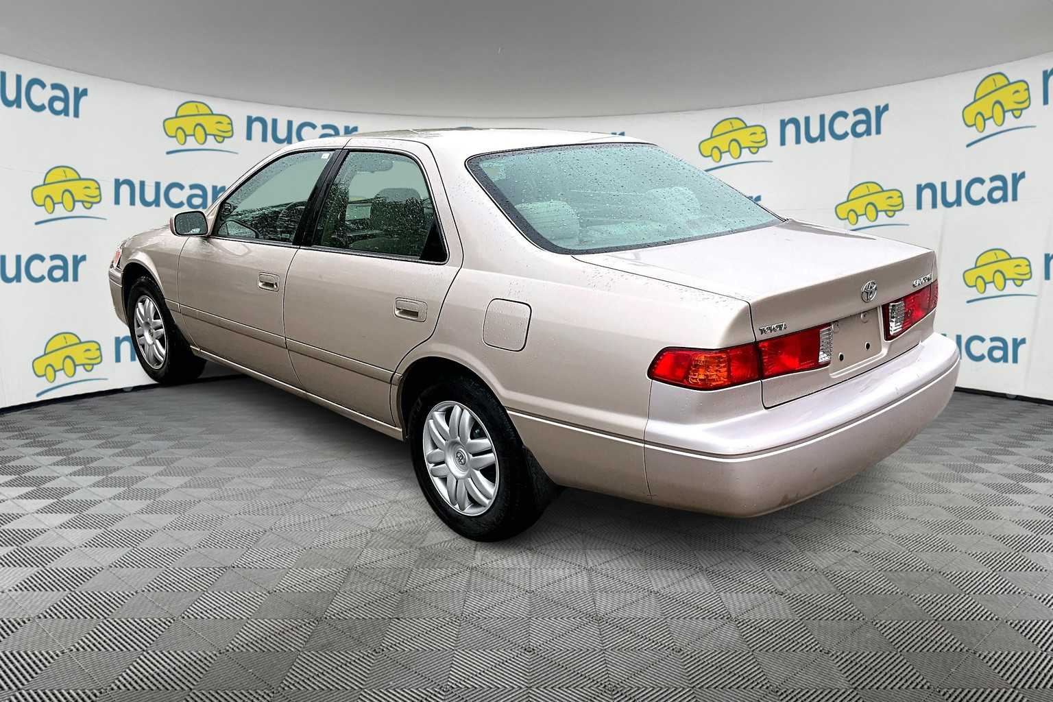 2000 Toyota Camry LE - Photo 3