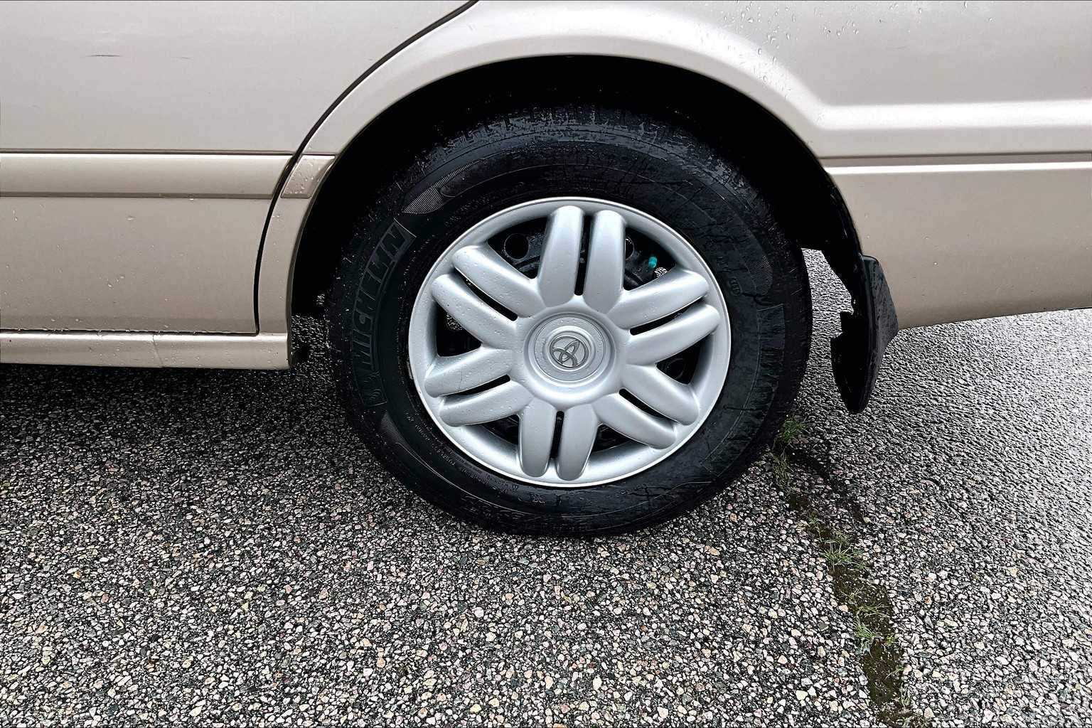 2000 Toyota Camry LE - Photo 4