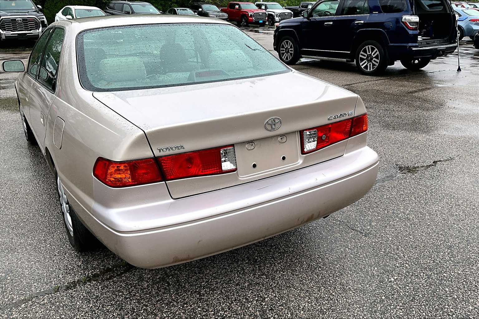 2000 Toyota Camry LE - Photo 7