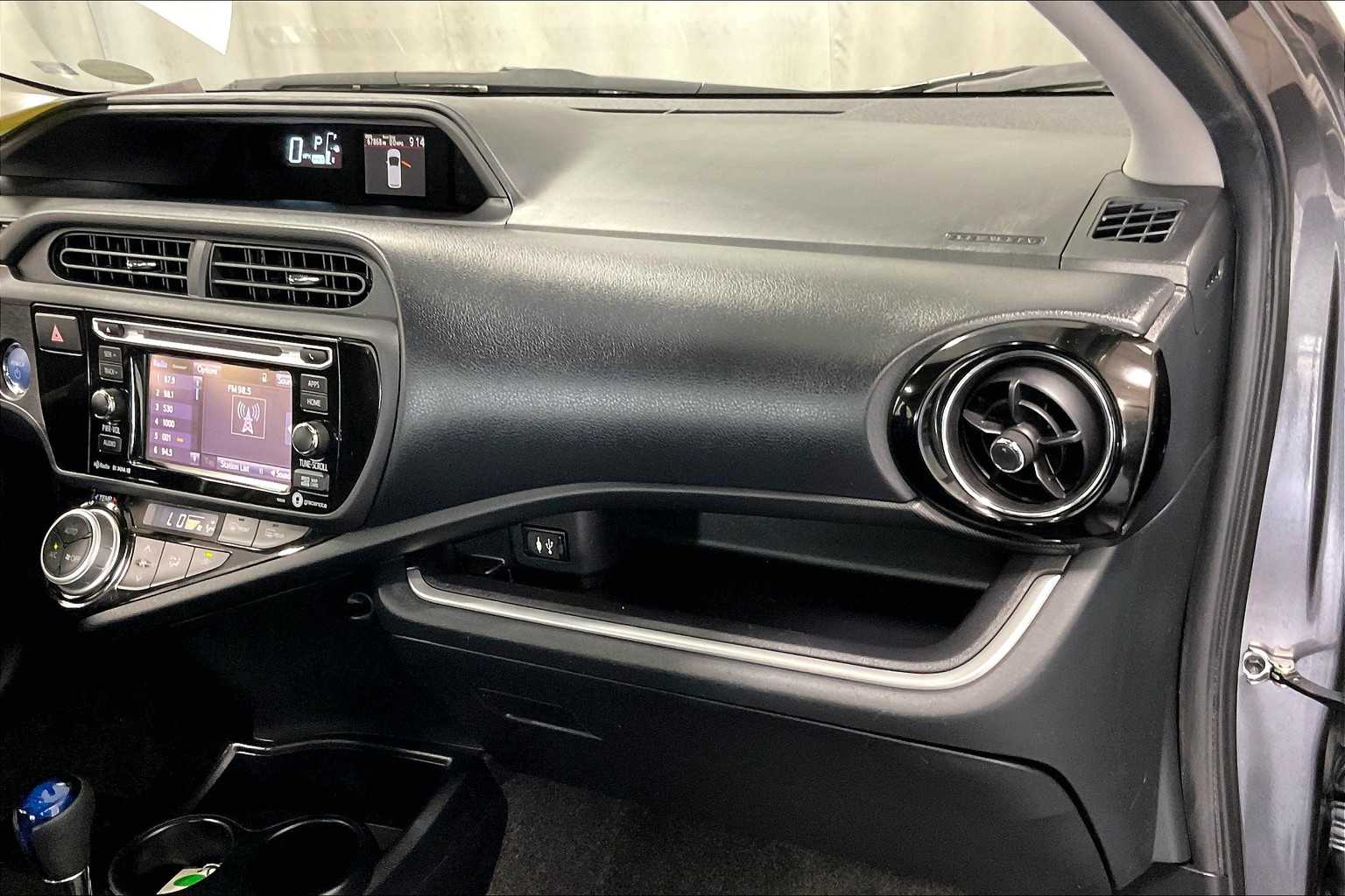 2016 Toyota Prius c Four - Photo 13