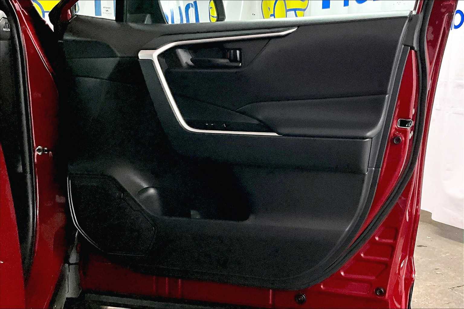 2021 Toyota RAV4 LE - Photo 12