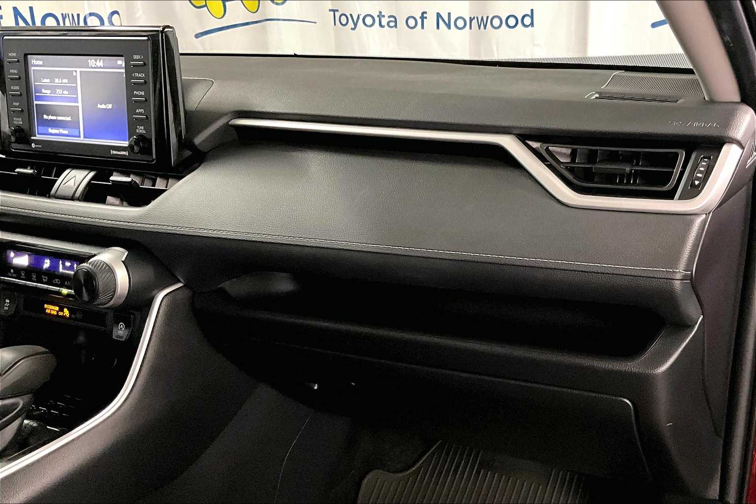 2021 Toyota RAV4 LE - Photo 13
