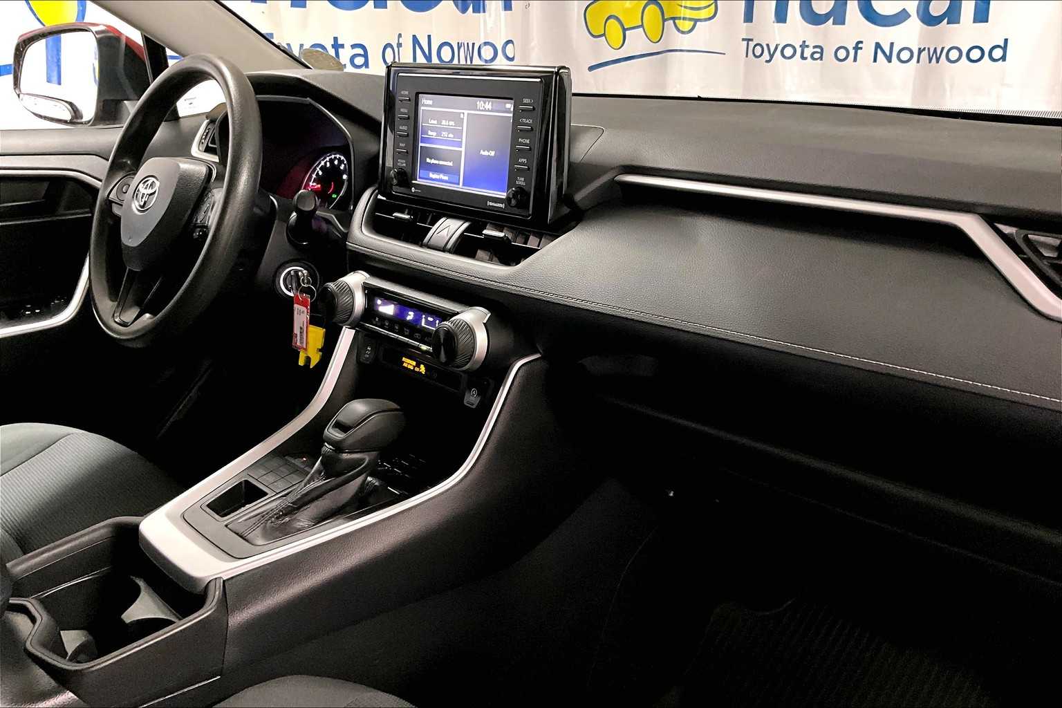 2021 Toyota RAV4 LE - Photo 14