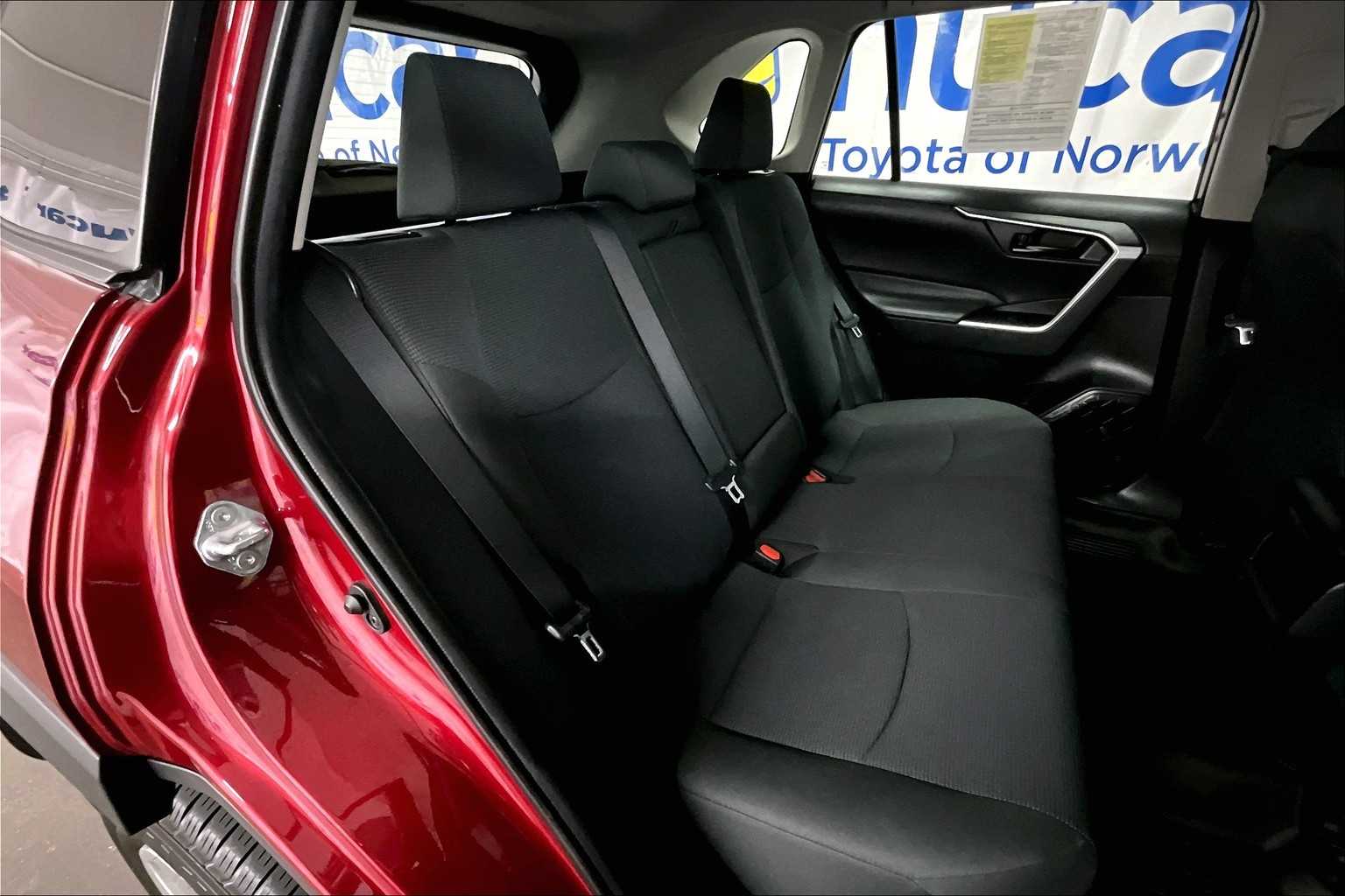 2021 Toyota RAV4 LE - Photo 16