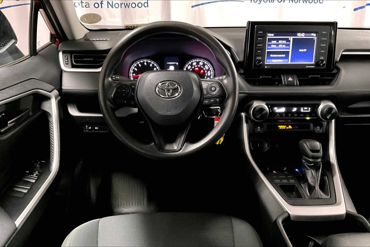 2021 Toyota RAV4 LE - Photo 17
