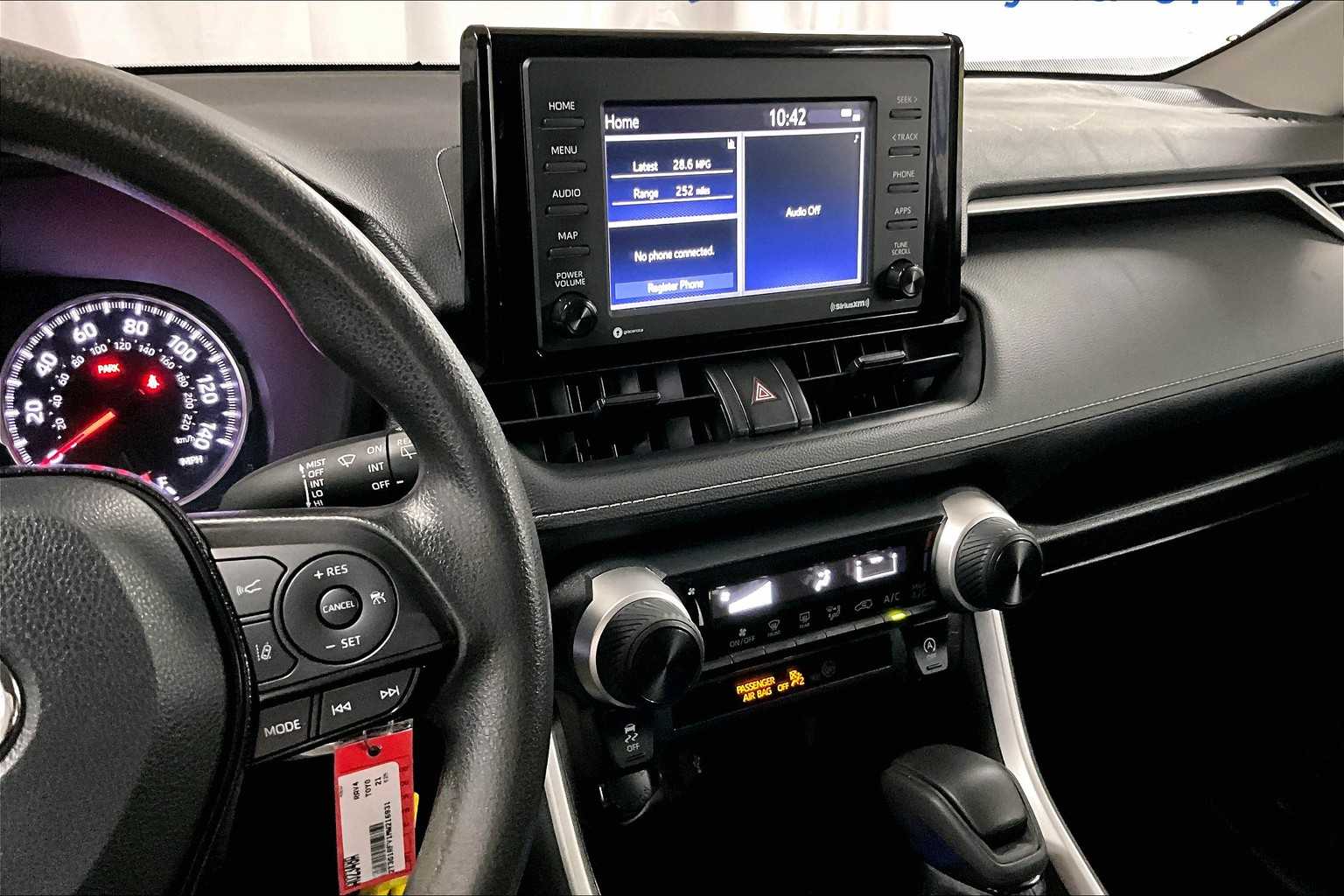 2021 Toyota RAV4 LE - Photo 18