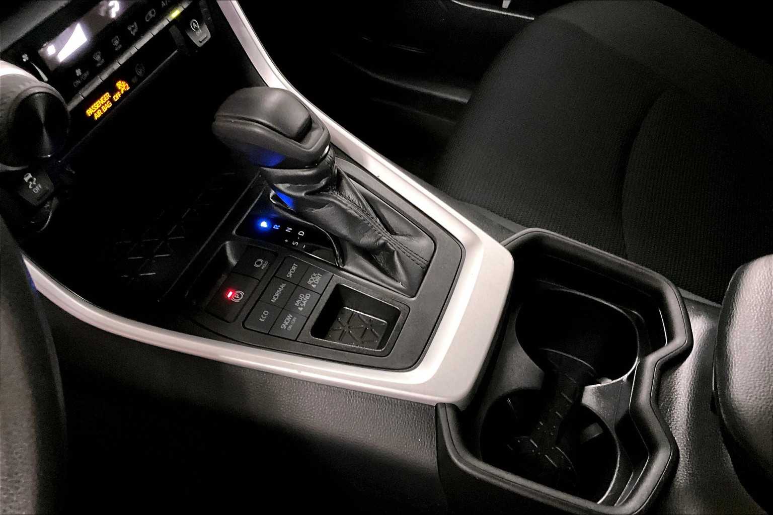 2021 Toyota RAV4 LE - Photo 20